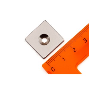 Неодимовый магнит прямоугольник 20х20х3 мм с зенковкой 3.5/7.5 мм, N35
